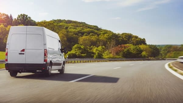Image of a white van on a road being tracked by a GPS fleet tracker