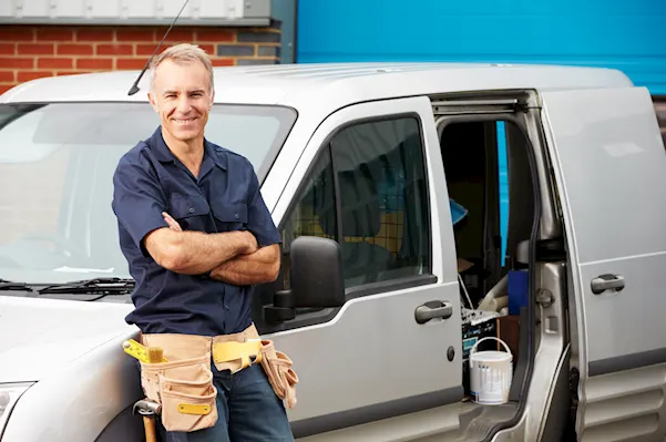 Man with van using fleet tracking software.